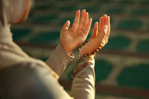 Muslim woman's hands with beads
