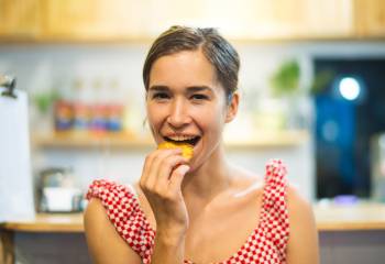 How to Eat Mindfully by Listening to Your Body