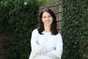 Headshot of Isabelle Hau outdoors